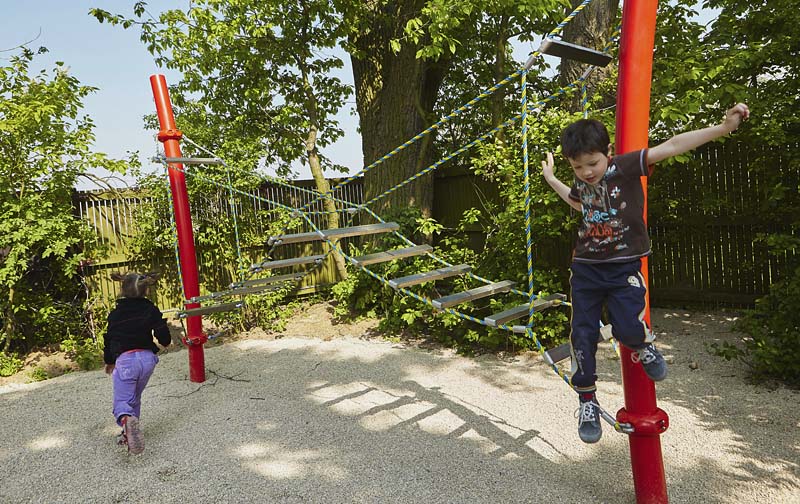 Dětské hřiště pro starší děti - provazový most